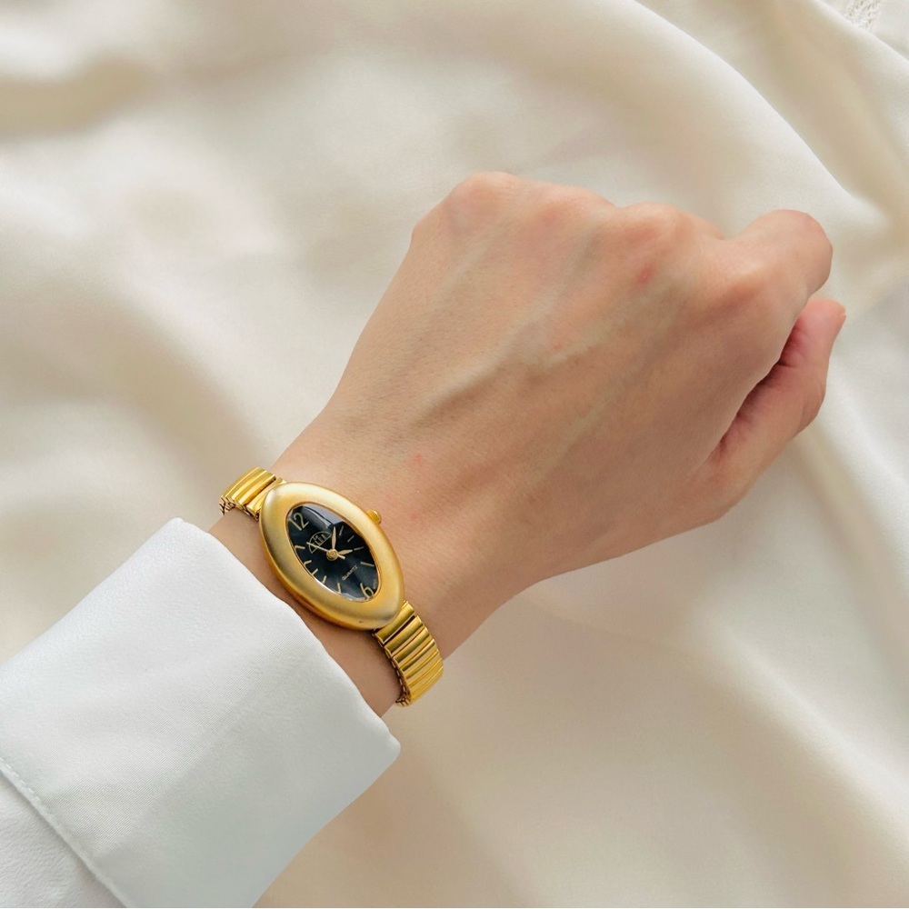 Le Club Gold and Black women Watch